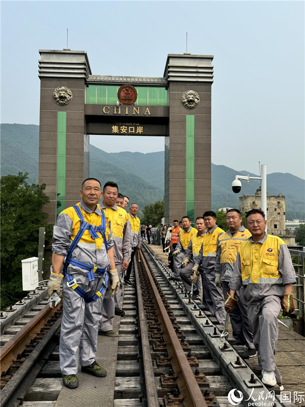 7月11日，12名国铁沈阳局通化工务段通化桥隧车间第一维修小组桥隧工人。人民网 谢莹摄